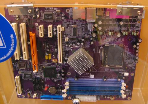 ECS-mobo gebaseerd op Intel 915-chipset