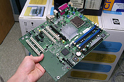 LGA775 i915P Grantsdale moederbord totaal (small) LGA775 i915P Grantsdale moederbord totaal (small)