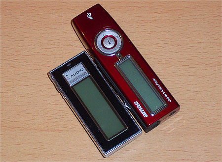Cowon iAudio 4 (links) en Amac HAN-320