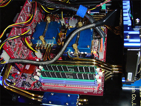 Dual processor-systeem in passief gekoelde Zalman-behuizing Dual processor-systeem in passief gekoelde Zalman-behuizing