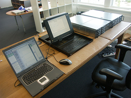 KVM LCD, backupserver en database-server op tafel