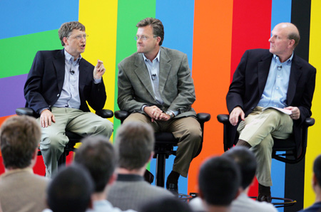 Microsofts Chairman Bill Gates (L), CFO John Connors (M) en CEO Steve Ballmer (R)