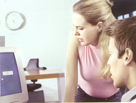 Werkende mensen (man, vrouw) bij computer Werkende mensen (man, vrouw) bij computer