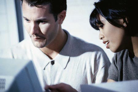 Mensjes met computer en e-commerce