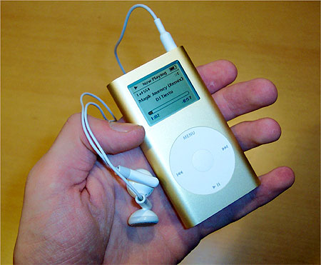 Apple iPod Mini met bijgeleverde oordopjes Apple iPod Mini met bijgeleverde oordopjes
