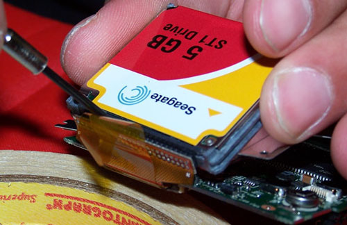 Het verwijderen van de Seagate 5GB CF-kaart uit een MuVo²