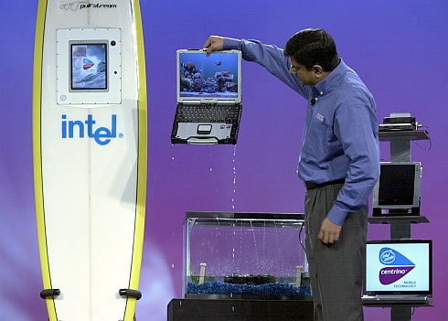 Intels Anand Chandrasekher haalt waterdichte Centrino-notebook uit watertank