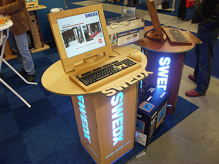 DID 2004: Swedx houten monitoren en invoerapparatuur DID 2004: Swedx houten monitoren en invoerapparatuur