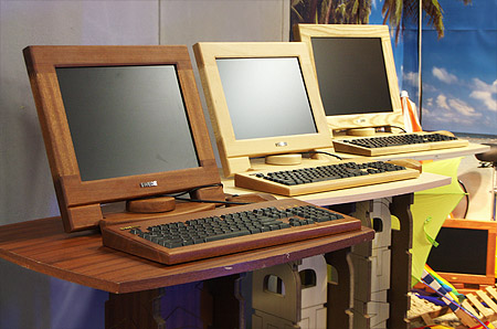 DID 2004: Swedx houten monitoren en invoerapparatuur DID 2004: Swedx houten monitoren en invoerapparatuur