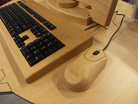 DID 2004: Swedx houten monitoren en invoerapparatuur DID 2004: Swedx houten monitoren en invoerapparatuur