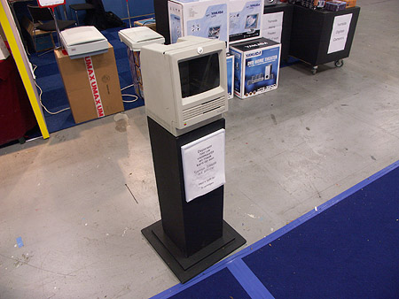 DID 2004: Macintosh SE visitekaartjesdeponeerbak