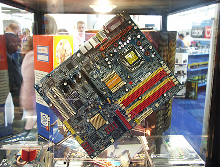 DID 2004: Gigabyte P4 plank met PCI Express DID 2004: Gigabyte P4 plank met PCI Express