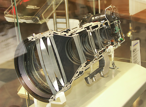 Photokina 2004: doorsnede Olympus E-1 met telelens