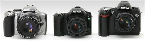 Pentax *ist DS naast Canon EOS-300D en Nikon D70 Pentax *ist DS naast Canon EOS-300D en Nikon D70