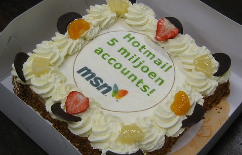 MSN Hotmail 5 miljoen accounts - taart op kantoor MSN Hotmail 5 miljoen accounts - taart op kantoor