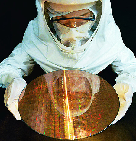 Intel dude met Pentium 4-wafer Intel dude met Pentium 4-wafer