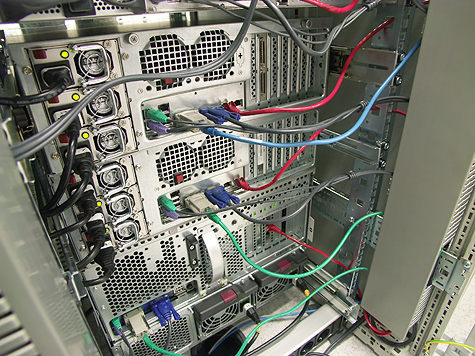 Redbus-verhuizing: Bekabeling weggewerkt in kabelgoot Redbus-verhuizing: Bekabeling weggewerkt in kabelgoot