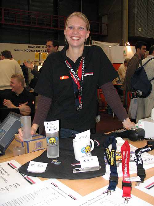 HCC Dagen 2004 - Tweakgear sale met chick o/. HCC Dagen 2004 - Tweakgear sale met chick o/.