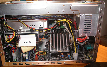 De AOpen XC Cube EY855 gevuld met hardware De AOpen XC Cube EY855 gevuld met hardware