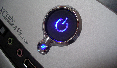 De aanknop en HDD-LED hebben een hippe blauwe kleur De aanknop en HDD-LED hebben een hippe blauwe kleur