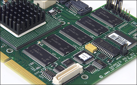 SATA RAID 2005 review: LSI MegaRAID SATA 150-6 geheugen SATA RAID 2005 review: LSI MegaRAID SATA 150-6 geheugen