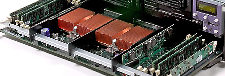 Twee cpu's uit de Fire V40z met de geheugenbanken ernaast