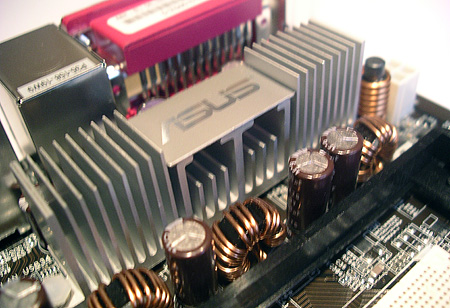 Asus A8N-SLI Deluxe moederbord close-up Asus A8N-SLI Deluxe moederbord close-up