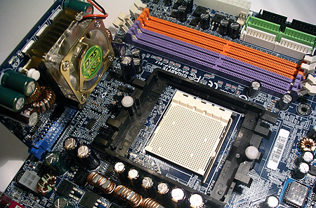 Gigabyte GA-K8NXP-SLI moederbord close-up Gigabyte GA-K8NXP-SLI moederbord close-up