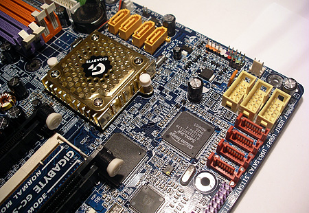 Gigabyte GA-K8NXP-SLI moederbord close-up Gigabyte GA-K8NXP-SLI moederbord close-up