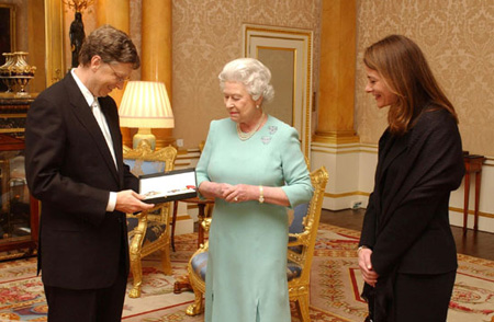Bill Gates tot ridder geslagen - Bill Gates (l) en Queen Elizabeth II (m) Melissa Gates (r) Bill Gates tot ridder geslagen - Bill Gates (l) en Queen Elizabeth II (m) Melissa Gates (r)