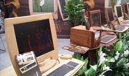 LCD-schermen met houten omlijsting LCD-schermen met houten omlijsting