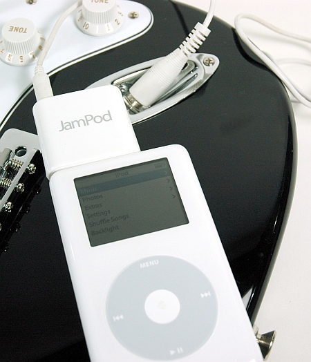 JamPod tussen iPod en elektrische gitaar JamPod tussen iPod en elektrische gitaar
