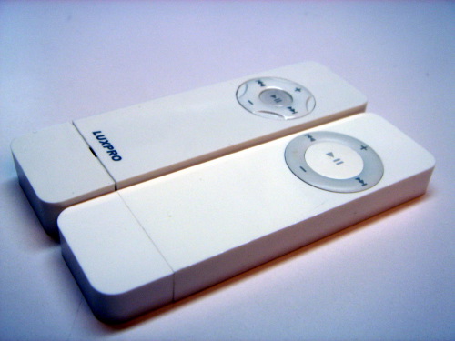 Kloon LuxPro Super Tangent naast origineel Apple iPod shuffle Kloon LuxPro Super Tangent naast origineel Apple iPod shuffle
