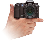 Konica Minolta Dynax 5D op hand (klein)