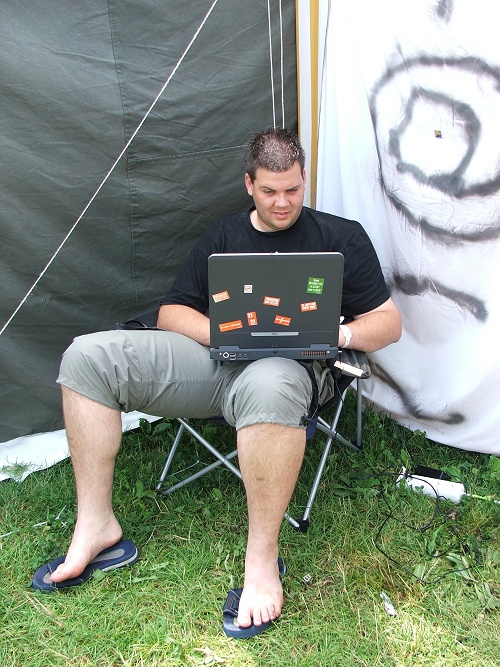 Campzone 2005 - Buitenzitten met schootcomputer