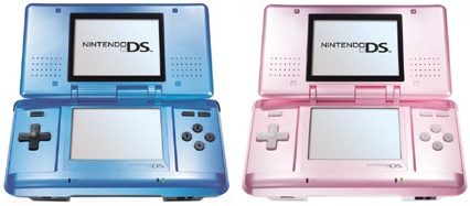 Nintendo DS in kleuren blauw en roze Nintendo DS in kleuren blauw en roze