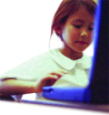 Kind met computer achter het internet