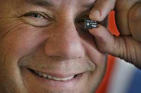 SanDisk CEO Eli Harari met TrustedFlash-kaart