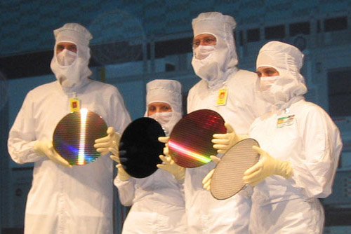AMD opent Fab 36: presentatie 300mm-wafers AMD opent Fab 36: presentatie 300mm-wafers