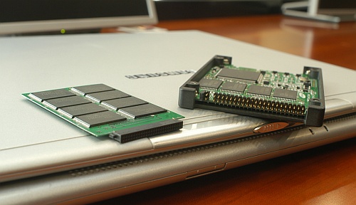 Samsung NAND-flashgeheugen in Solid State Disk (SSD) Samsung NAND-flashgeheugen in Solid State Disk (SSD)