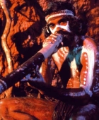 Aboriginal met didgeridoo