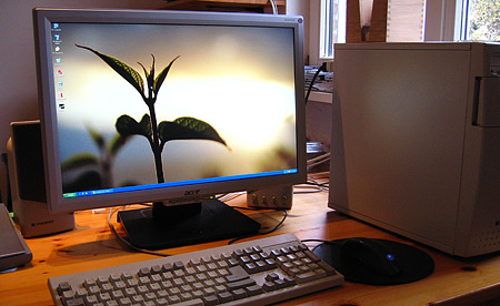 Acer AL2416Ws (overview, met pc ernaast)