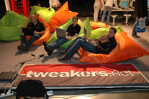 HCC Dagen 2005 - Tweakers.net HCC Crew in de lounge HCC Dagen 2005 - Tweakers.net HCC Crew in de lounge