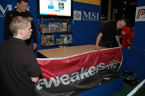 HCC Dagen 2005 - Tweakers.net-vlag wordt opgehangen HCC Dagen 2005 - Tweakers.net-vlag wordt opgehangen