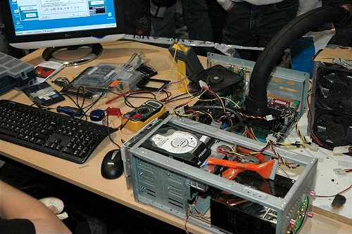 HCC Dagen 2005 - Meuk wat wordt overgeklokt HCC Dagen 2005 - Meuk wat wordt overgeklokt