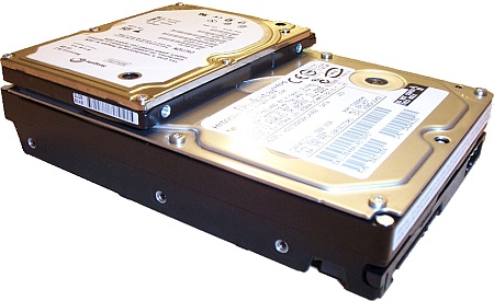 2,5-inch notebook harddiskje op rug van grote desktopbroer