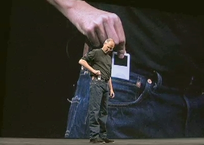 Steve Jobs tovert iPod nano uit broekzak