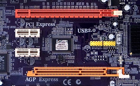 ECS RS400-A-moederbord: uitsnede van AGP- en PCI-slots
