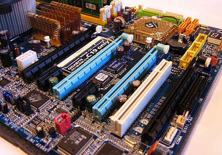 Gigabyte GA-8N SLI Quad Royal (close-up)