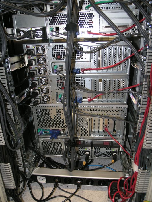 Serveronderhoud 28-02-2006: Achterkant van het rack, onderaan de oude atlas te zien